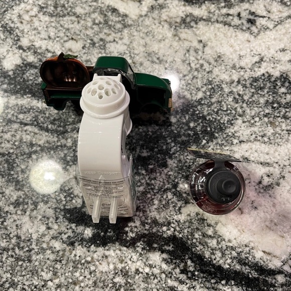 Bath and Body Works Fall Pumpkin Truck Plug and Scent bundle - Picture 9 of 11